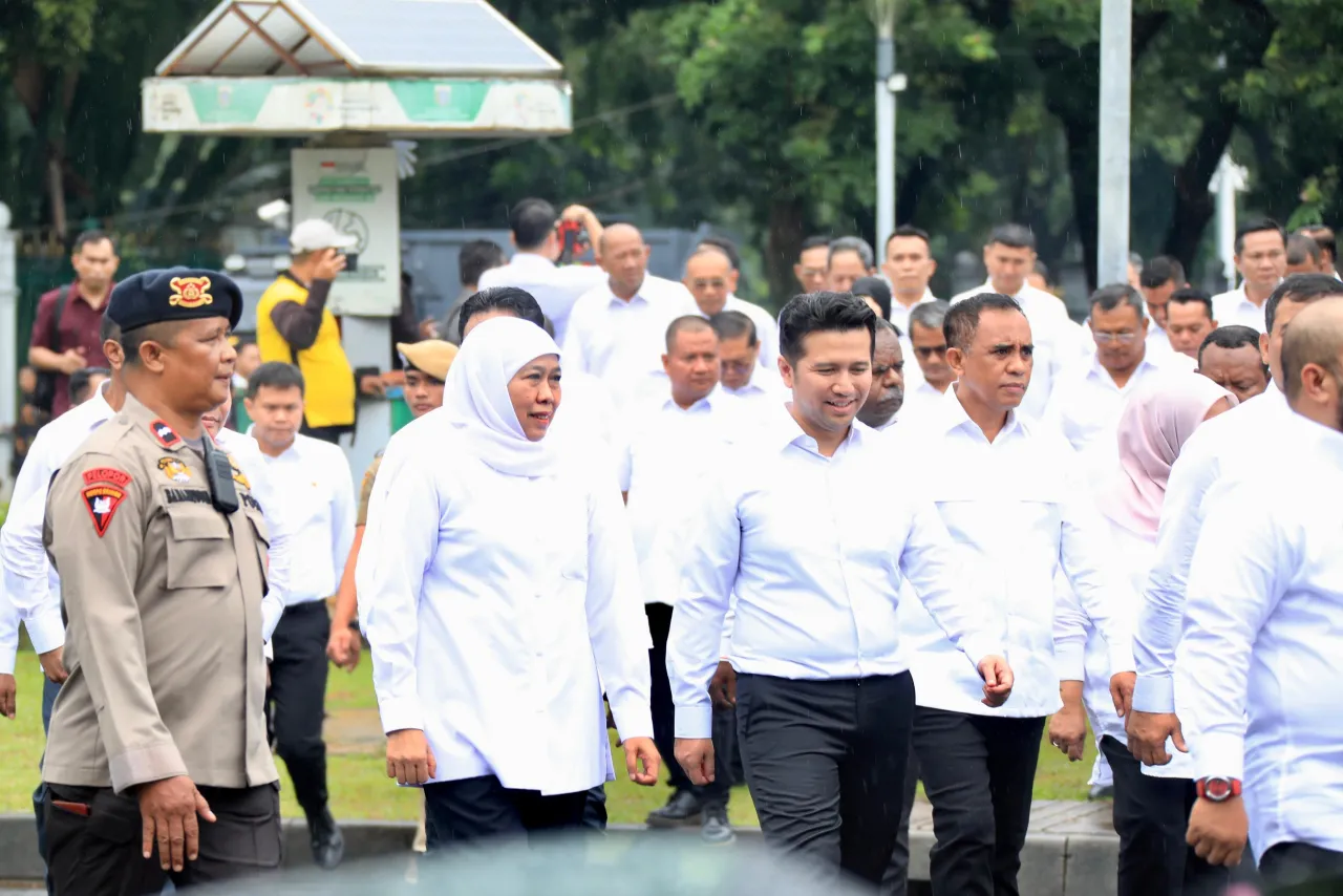 Khofifah-Emil Semangat Baris Berbaris dari Monas ke Istana Negara