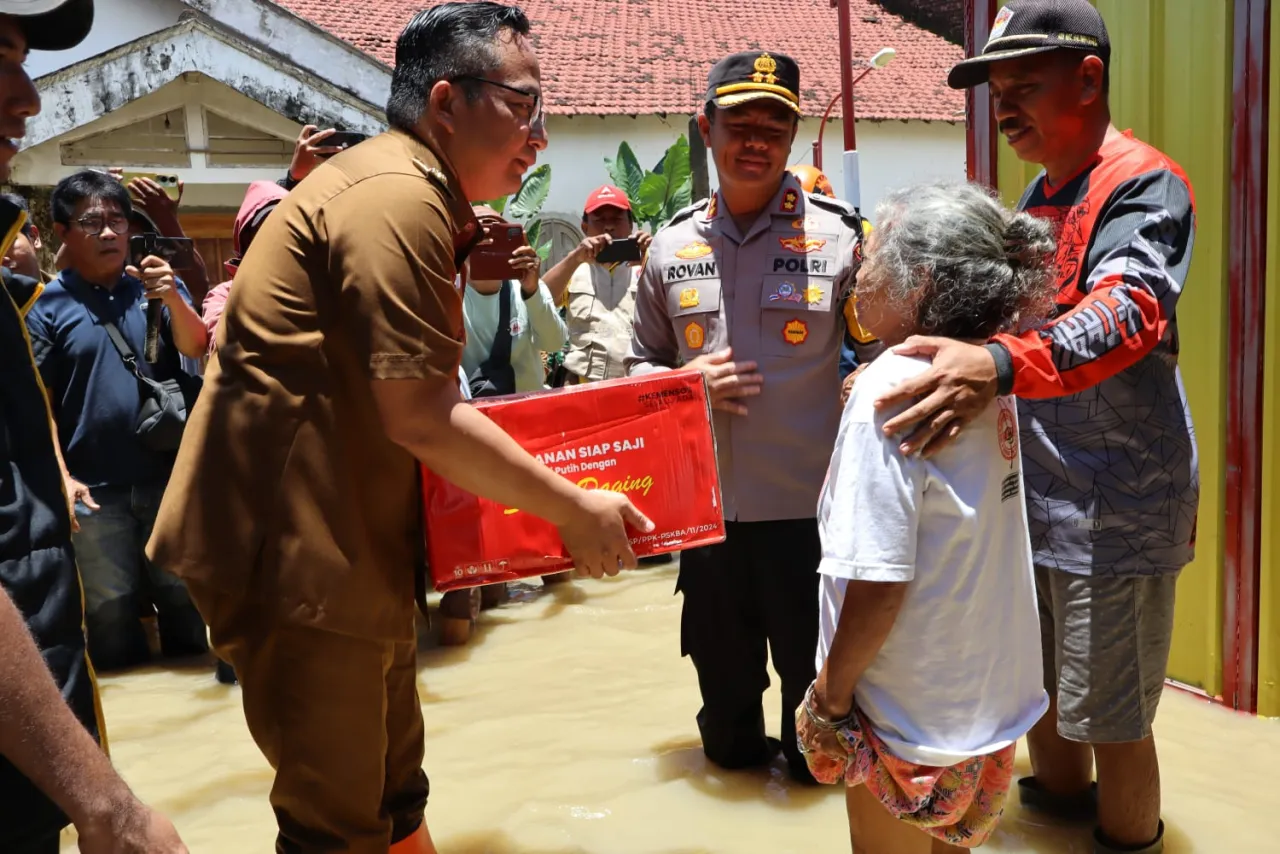 Wabup Alif Bersama Kapolres Gresik Tinjau Lokasi Banjir, Temui Warga Terdampak dan Salurkan Bantuan