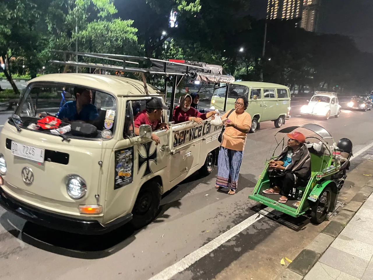 Komunitas Pecinta VW Bagikan 1000 Nasi Bungkus dan 500 Paket Beras untuk Warga