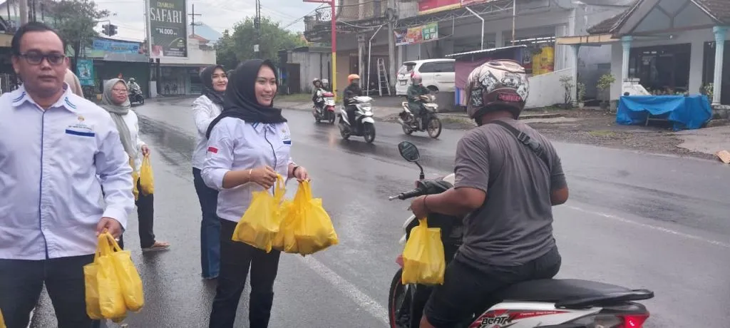 BPC HIPMI Kabupaten Mojokerto Gelar Takjil on The Spot dan Santuni Puluhan Yatim
