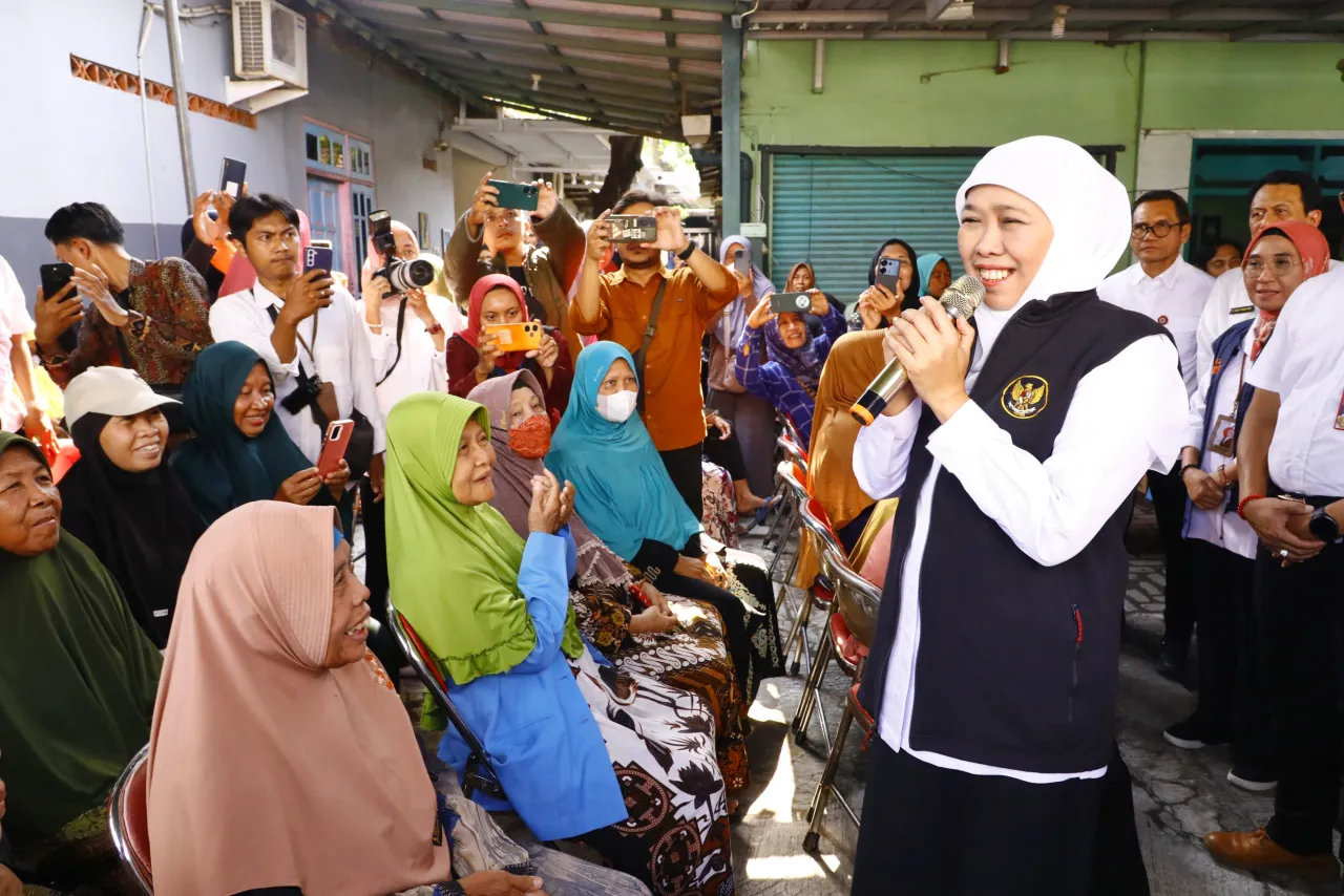 Gubernur Khofifah Tinjau Pasar Pangan Murah di Sidoarjo