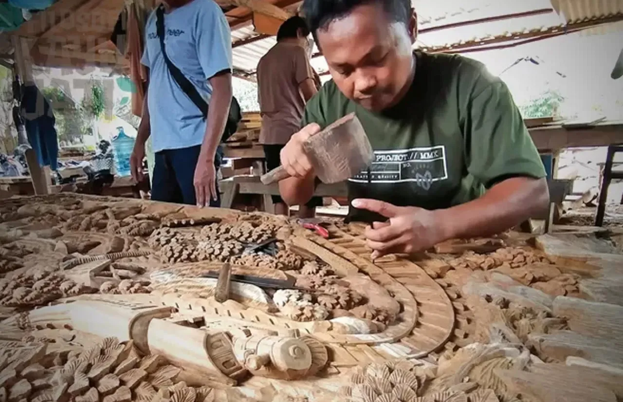 Bulan Ramadhan, Perajin Kaligrafi Kayu Jati Justru Ngeluh Sepi Pembeli