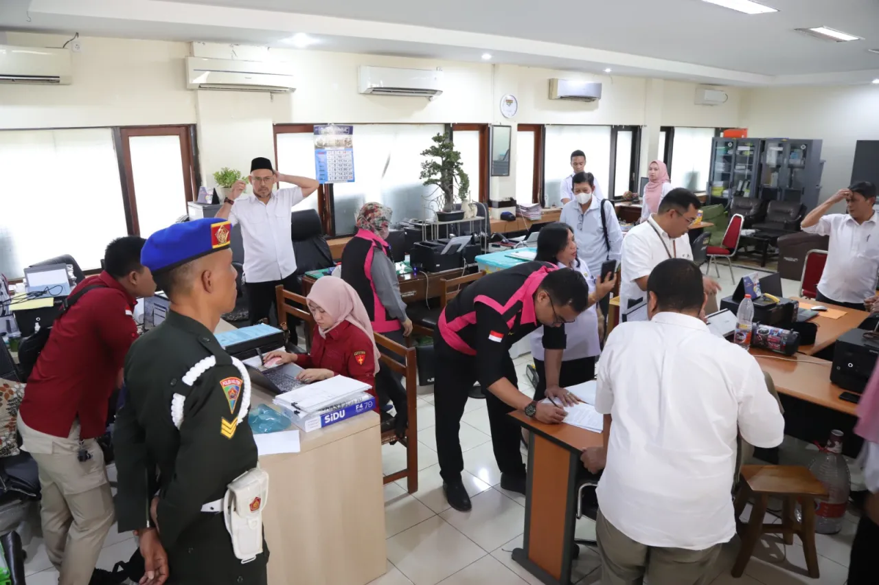 Baca juga : Kejati Jatim Geledah Dinas Pendidikan: Dugaan Korupsi Hibah SMK Terkuak?