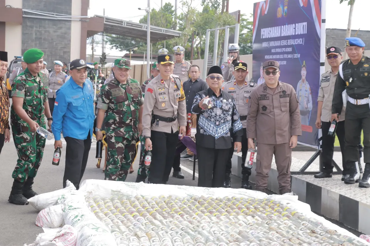 Polres Blitar Musnahkan Ribuan Botol Miras Hasil Operasi Pekat