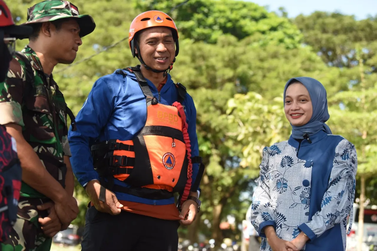 Mbak Vinanda Cek Personel Gabungan dan Potensi Bahaya Saat Flushing di Sungai Brantas Kota Kediri
