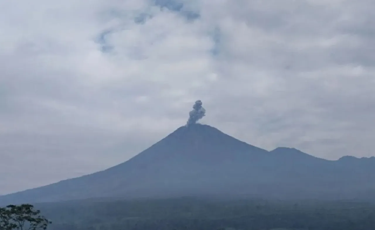 Kembali Erupsi ke-4 Kali, Gunung Semeru Muntahkan Abu Vulkanik 800 Meter
