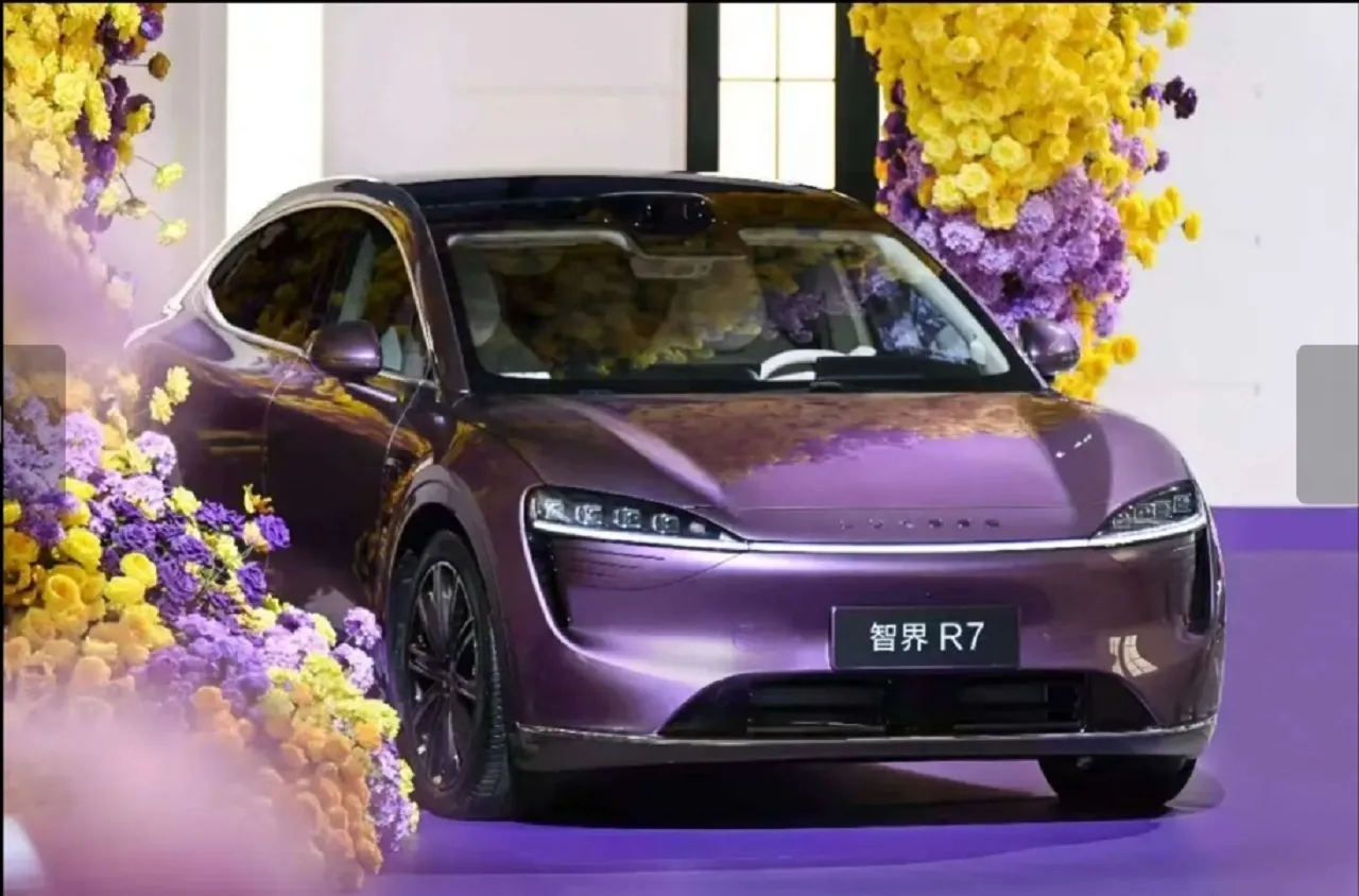 Siap Meluncur! Huawei Luxeed R7, Mobil Mewah Berjarak Tempuh 1.673 KM