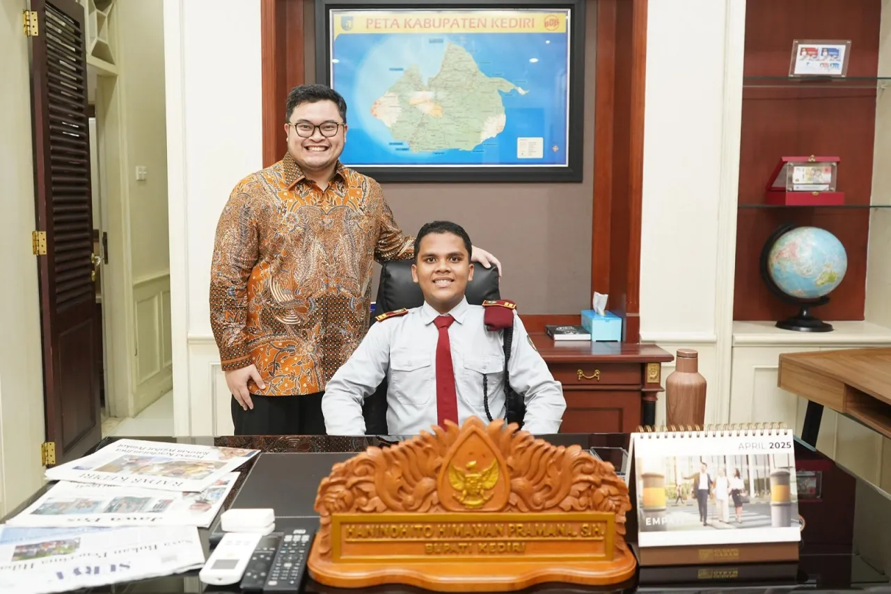 Siswa SMA Dharma Wanita Ini Tak Percaya Dapat Kesempatan Duduk di Kursi Kerja Bupati Dhito