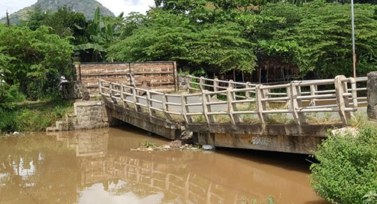 Rusak Parah dan Ambrol, Dinas PUPR Tulungagung Tutup Total Jembatan Junjung