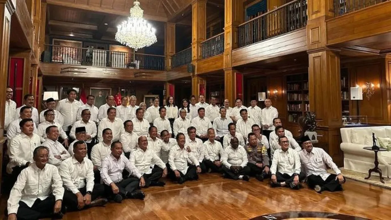 Prabowo Mendadak Ajak Menteri Rapatkan Barisan