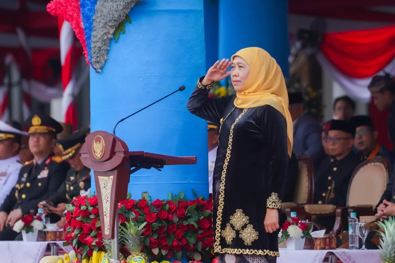 Khofifah Pimpin Upacara Hardiknas 2025, Soroti Program Sekolah Rakyat dan Pendidikan Bermutu