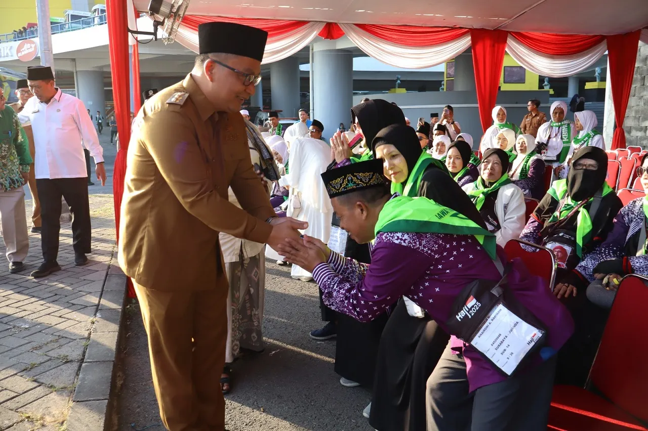 Wabup Alif Lepas Keberangkatan 260 Jamaah Calon Haji Asal Gresik