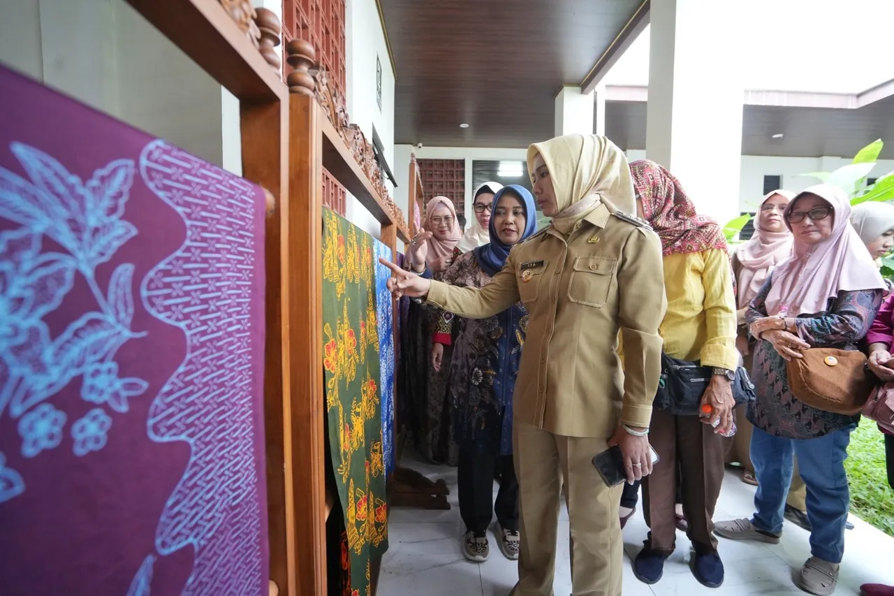 Tingkatkan SDM Lansia Karang Werda, Pemkot Mojokerto Bekali Skill Membatik