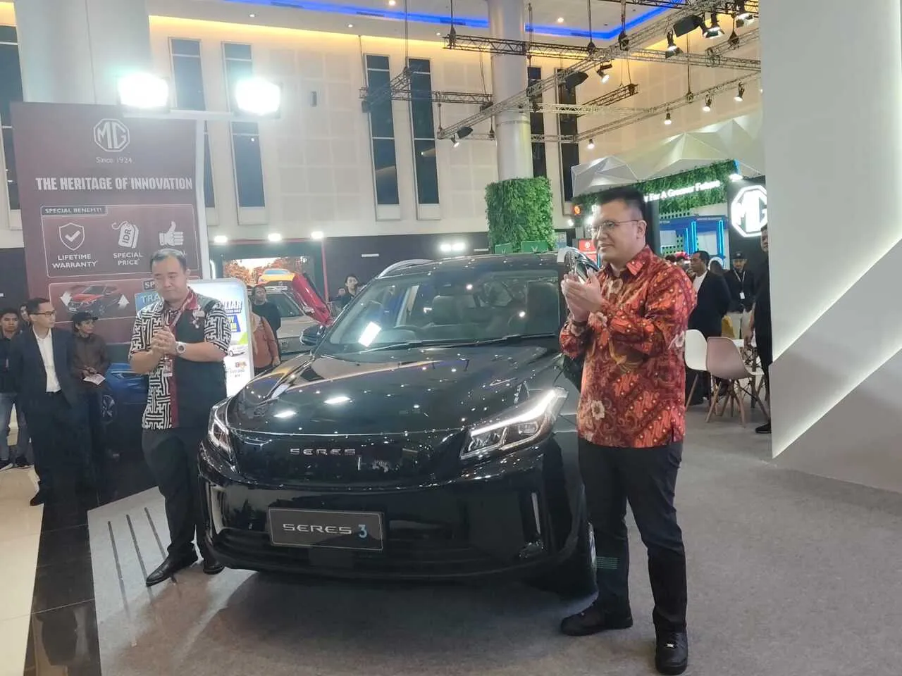 Seres 3 Resmi Meluncur di IIMS 2205, Tanda Kuat DFSK Gempur Pasar Mobil Listrik Jatim