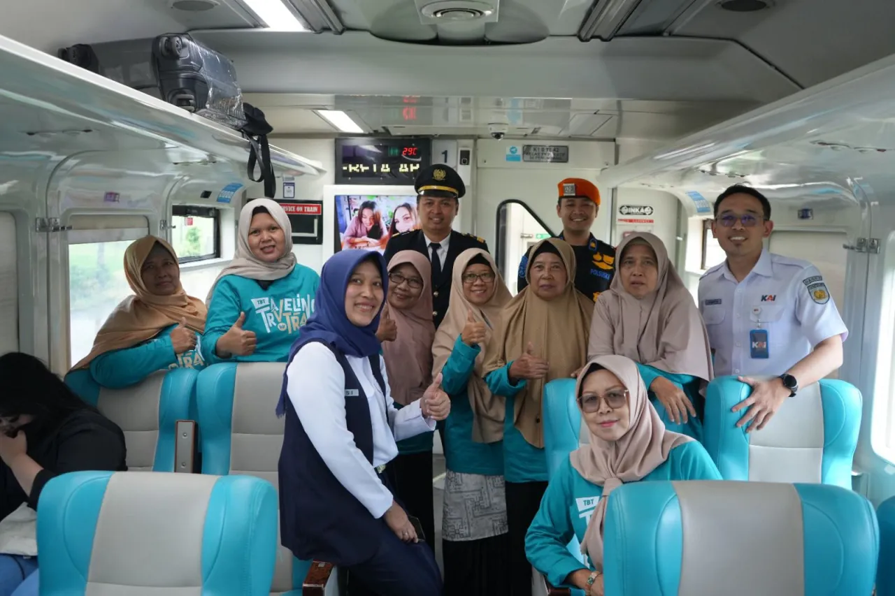 Peringati Hari Lansia, Daop 7 Madiun Ajak para Lansia Naik Kereta Gratis