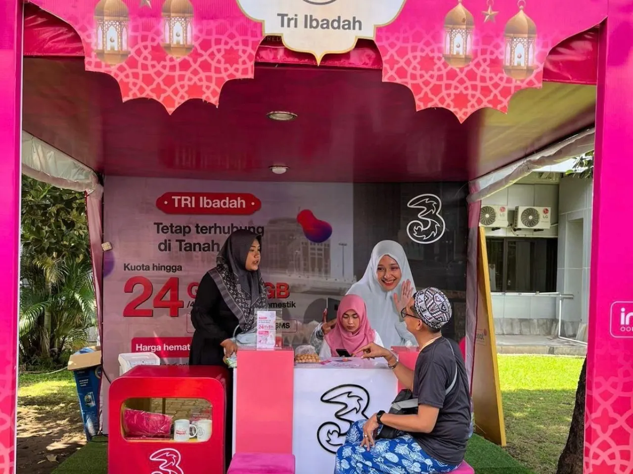 Indosat Layani Ribuan Jemaah Haji Lewat Booth 24 Jam di Embarkasi Surabaya dan Solo