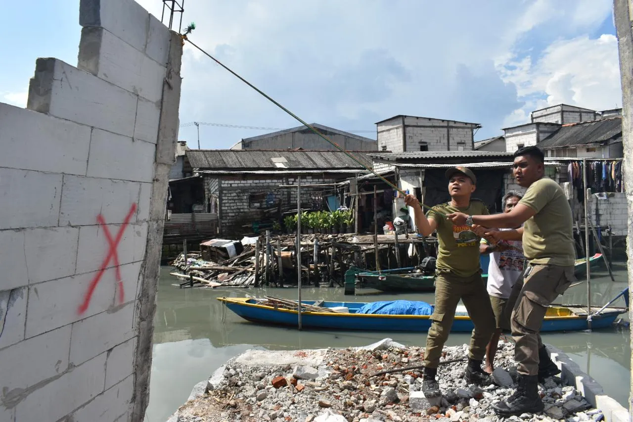 Satpol PP Surabaya Tertibkan Bangunan Liar di 200 Meter Awal Sungai Kalianak