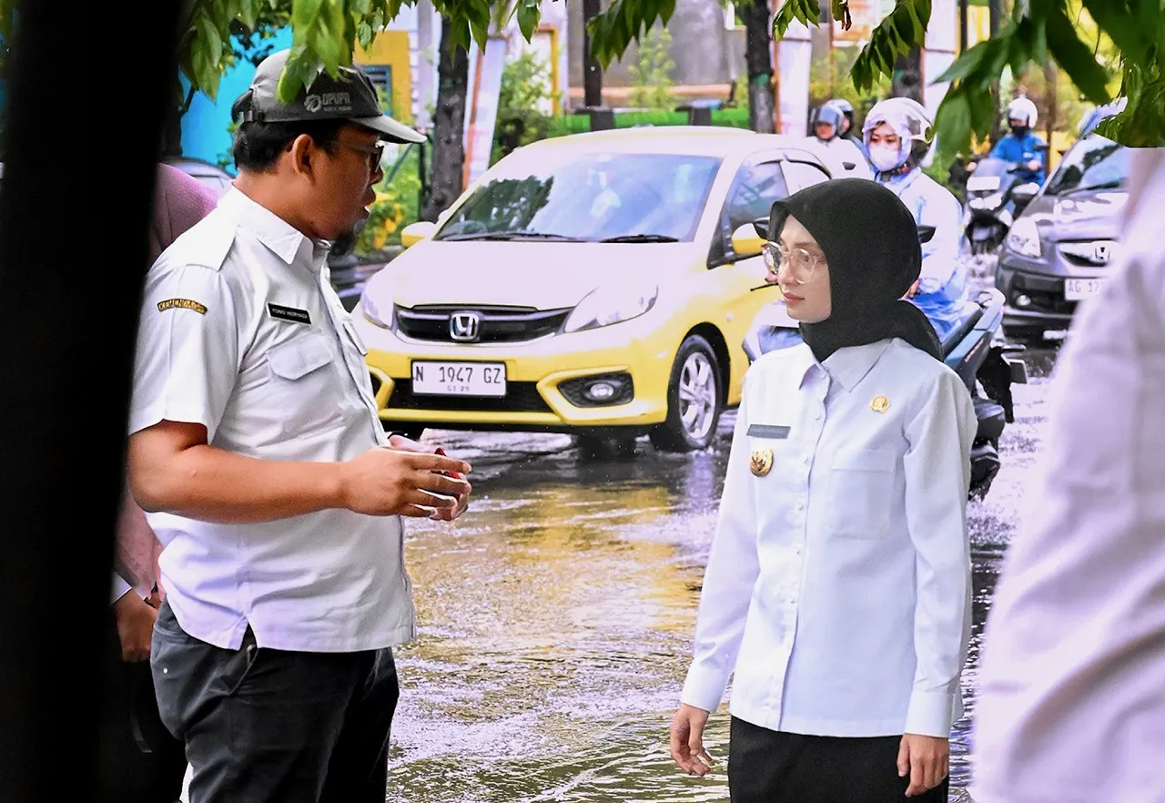 Tinjau Banjir Wali Kota Kediri Rela Pungut Sampah yang Tutup Gorong-gorong