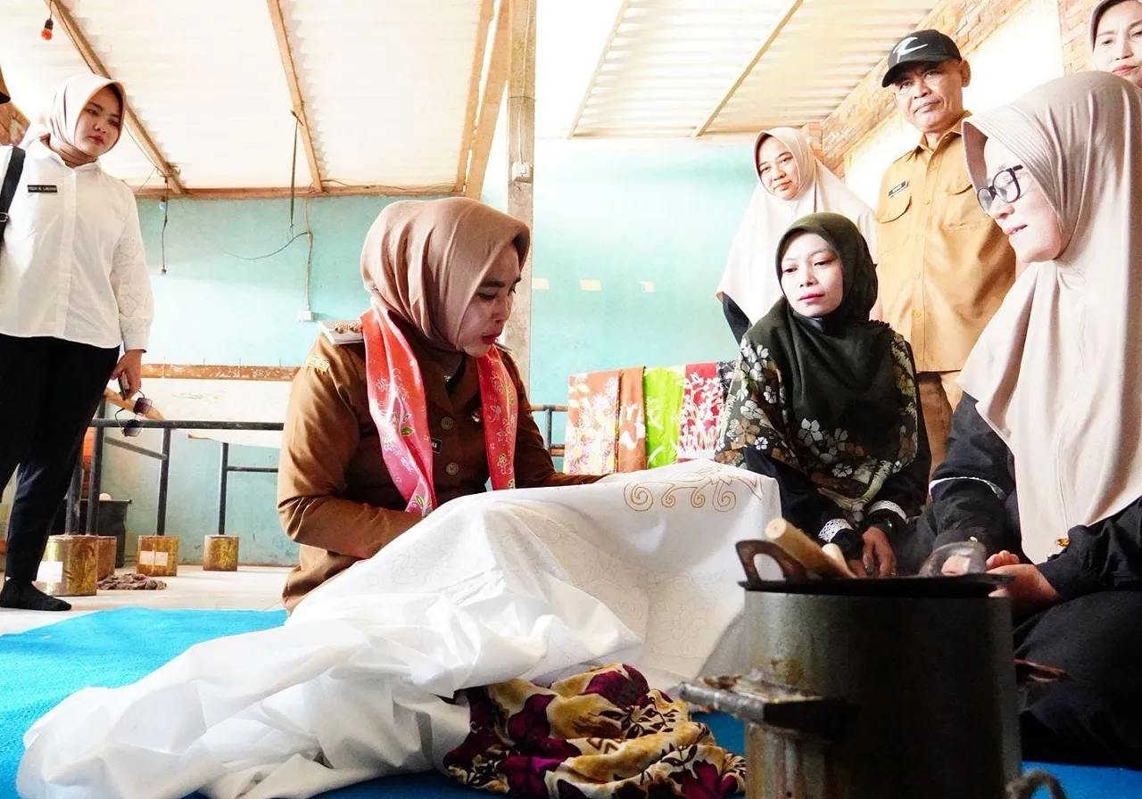 Melalui Batik Tulis, Pemdes Suwaluh Dongkrak Ekonomi Kerakyatan