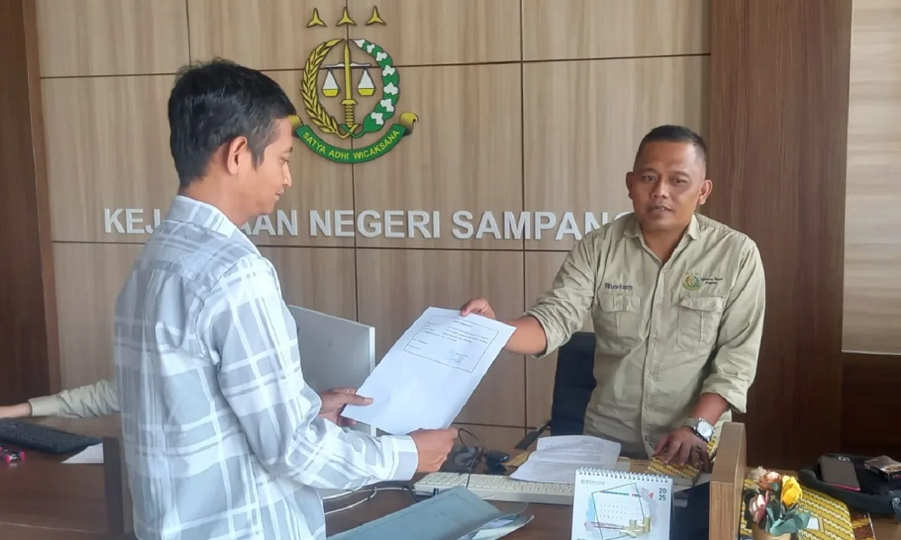 FPTP Resmi Laporkan Dugaan Penyimpangan BOS SMKN 1 Ke Kejari Sampang
