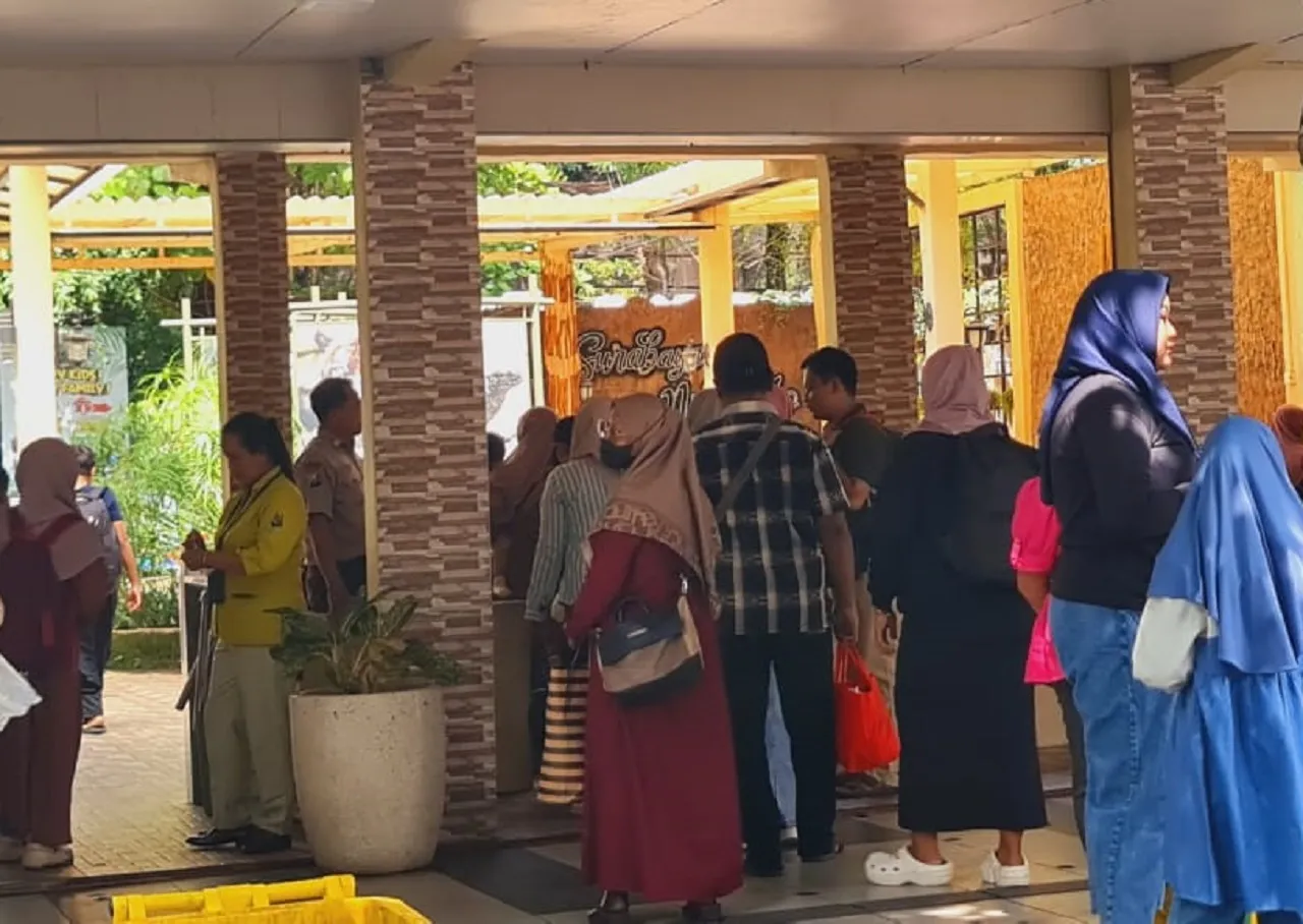 Kebun Binatang Surabaya Dipadati Pengunjung Saat Libur Waisak, Suasana Penuh Keceriaan