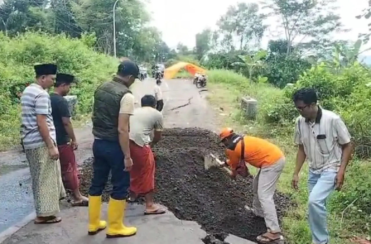 Jalanan Retak Gegara Tanah Bergerak di Pamekasan Mulai Diperbaiki