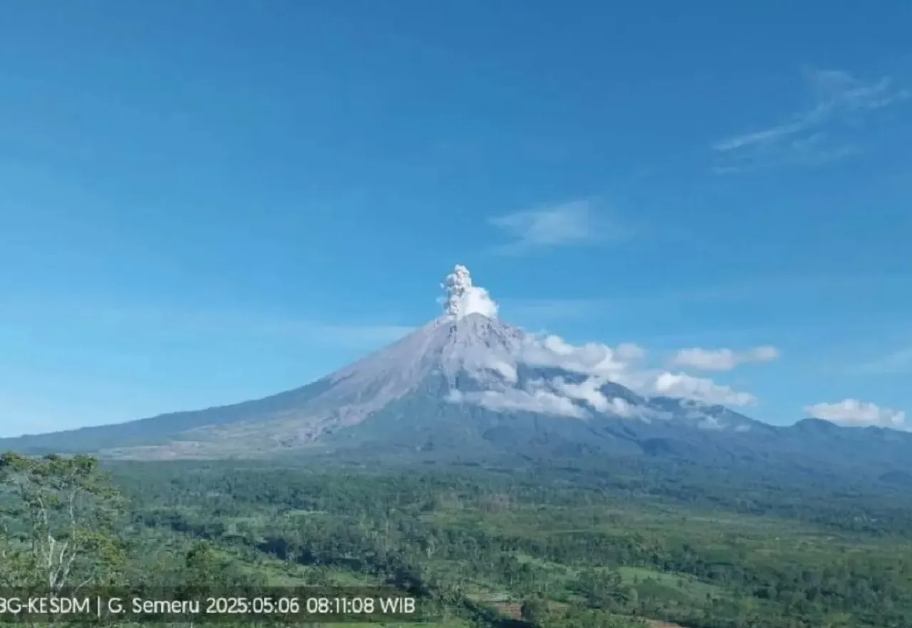 Kembali Erupsi ke-3 Kalinya, Letusan Gunung Semeru Capai 700 Meter