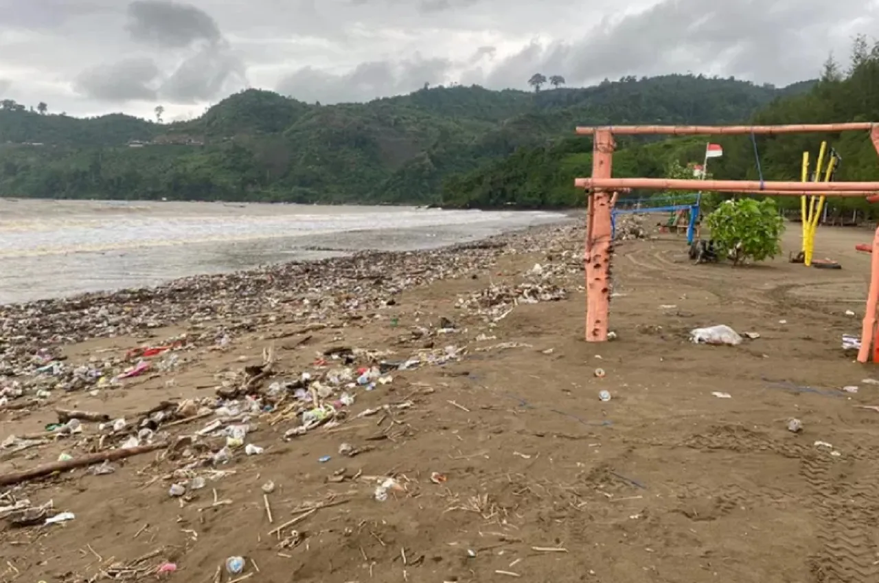 Lima Pantai di Tulungagung Penuh Sampah Gegara Luapan Sungai Niyama