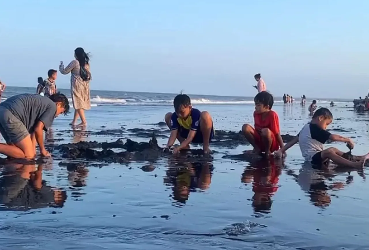 Pesona Pantai Wonosari, Menikmati Eksotisme Selat Bali dari Banyuwangi