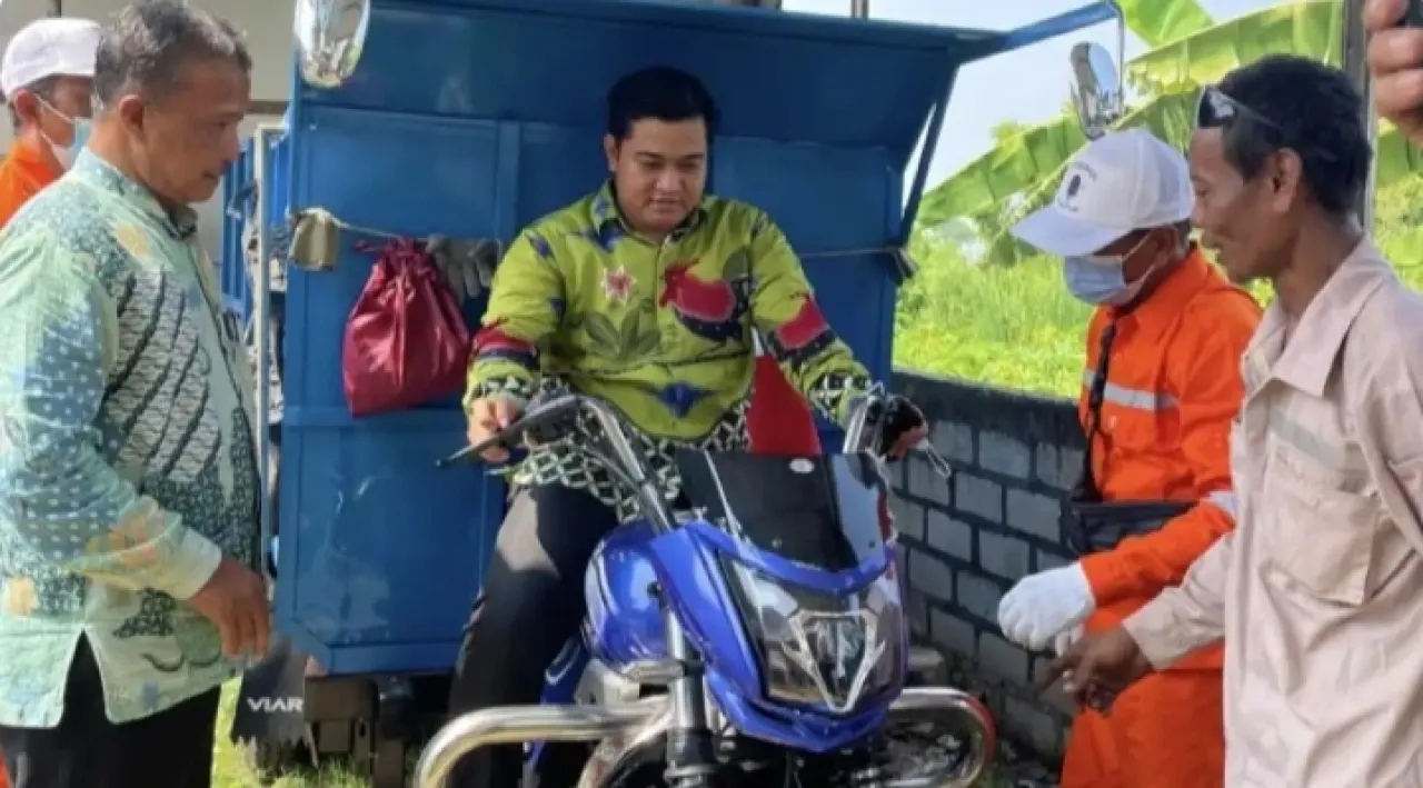 Ketua DPRD Gresik Serahkan Motor Bak Pengangkut Sampah untuk Desa Tanggulrejo Manyar