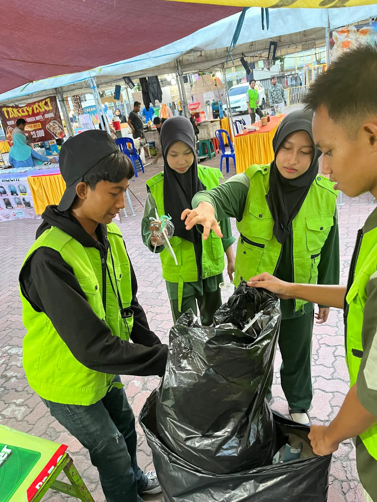 Pasukan Semut SMK YPM 8 Sidoarjo Bersihkan Sampah selama Event SSF
