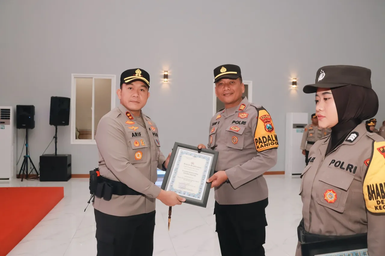 Kapolres Blitar Beri Penghargaan Kepada Sejumlah Polisi Berprestasi