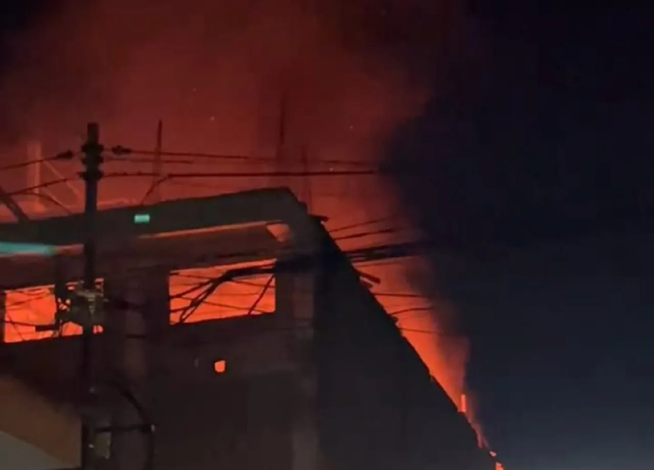 Si Jago Merah Lahap Mess Pabrik Kecap di Surabaya, Lantai Dua Hangus Terbakar
