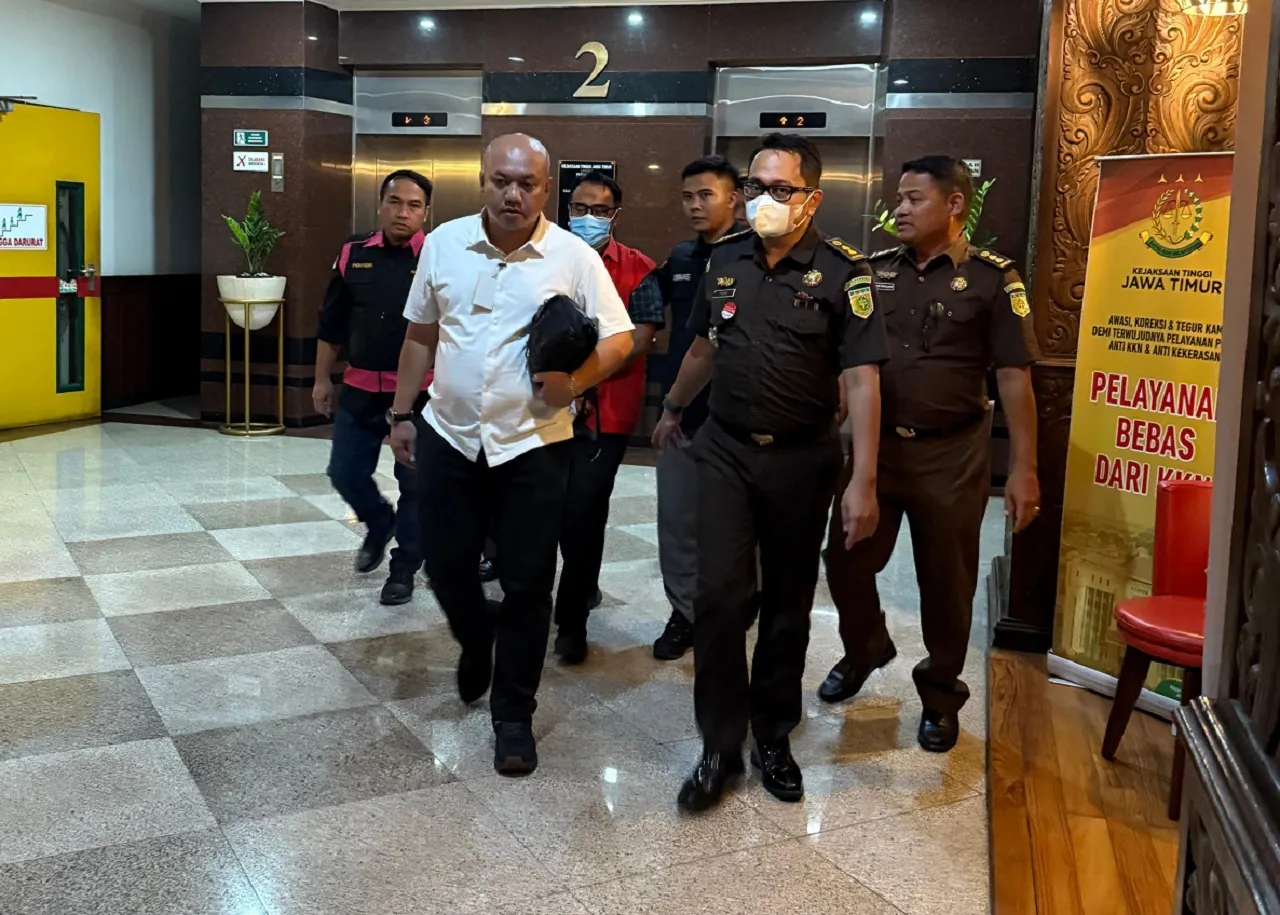 Terseret Gratifikasi dan TPPU, Eks Pejabat PU Surabaya Ditahan Kejati Jatim