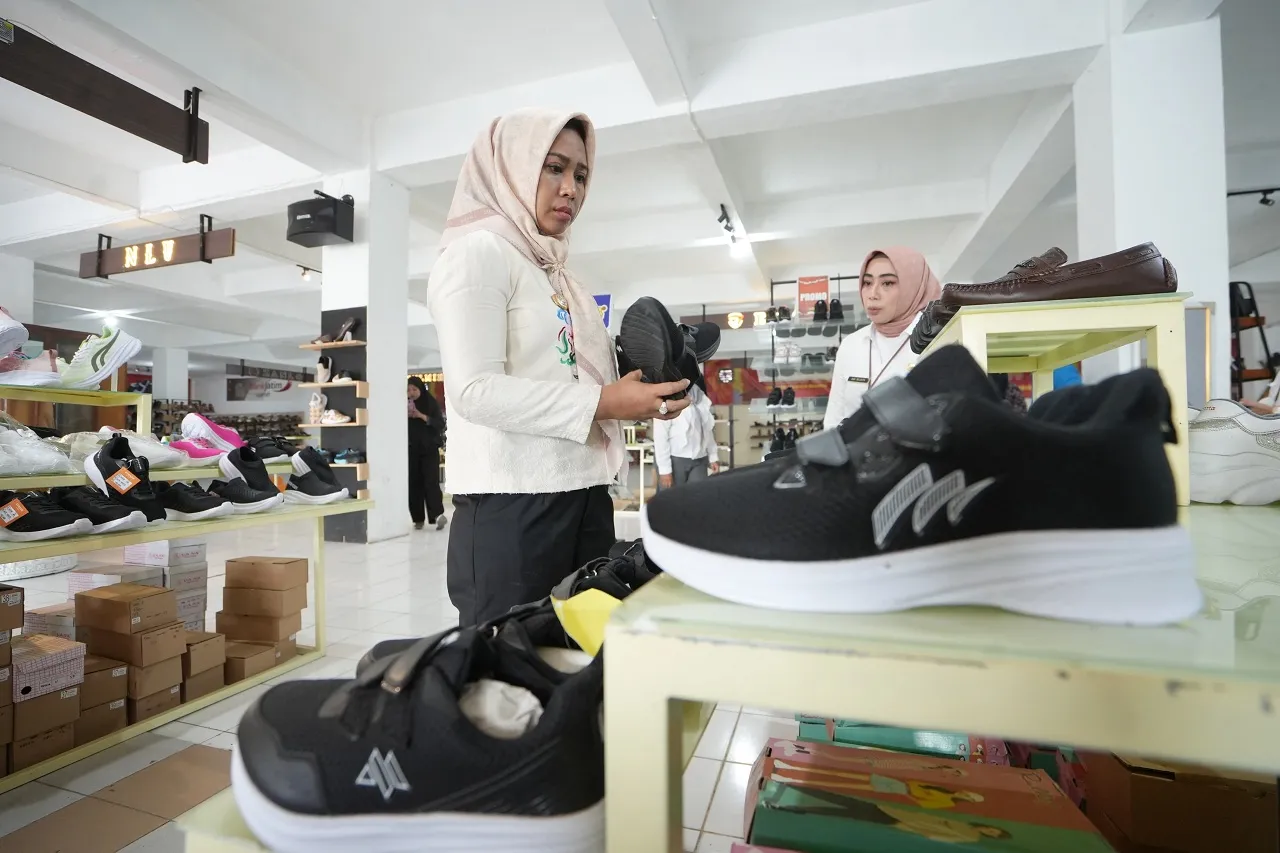 Promosikan Sepatu dan Kuliner Lokal, Wali Kota Ning Ita Kunjungi PGS