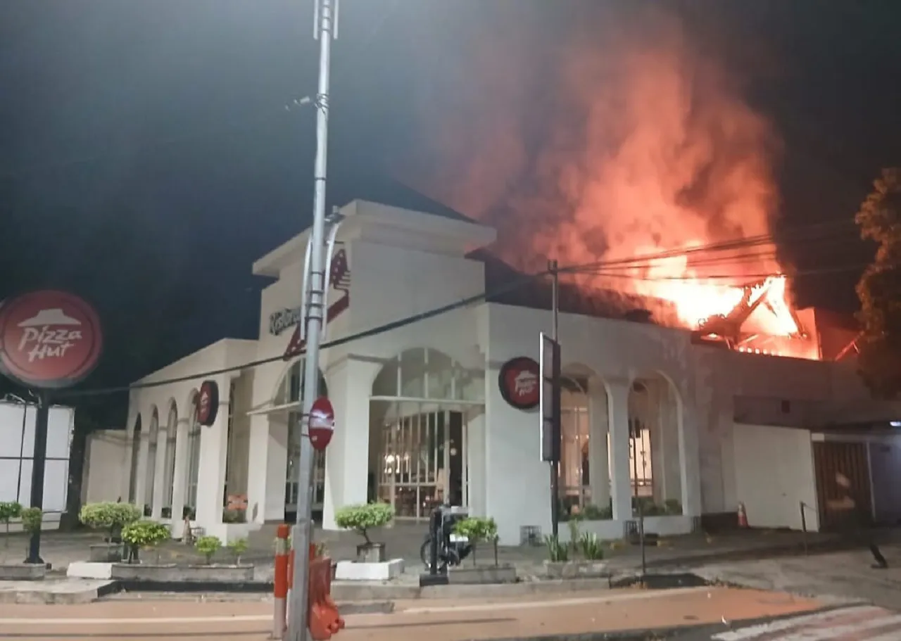 Pizza Hut Darmo Dilahap Si Jago Merah, 14 Unit Damkar Dikerahkan