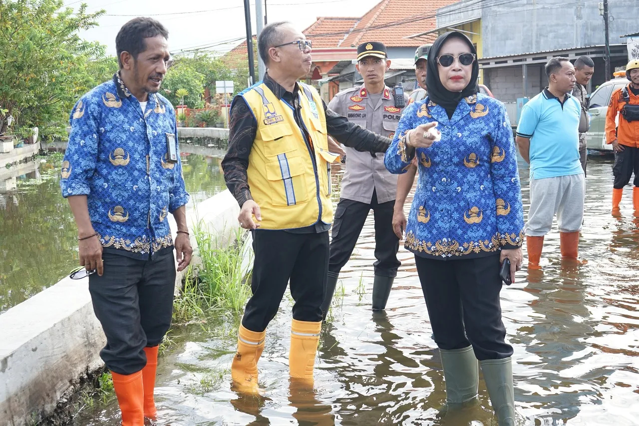 Wabup Mimik Idayana Sidak ke Lokasi Banjir di SMPN 2 Tanggulangin
