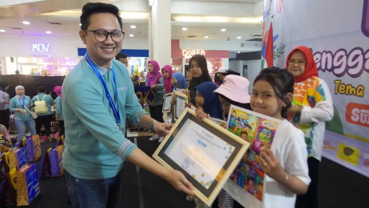 Ratusan Ayah dan Anak Kompak Ramaikan Lomba Mewarnai dan Menggambar di Surabaya