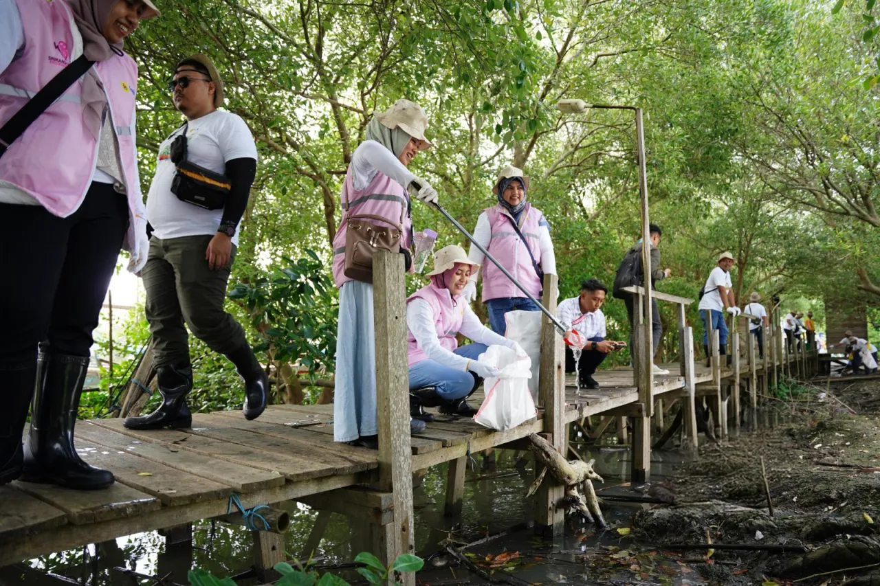 Peringati Hari Lingkungan Hidup Sedunia, PLN Gelar Aksi Bersih Sampah dan Botol Plastik
