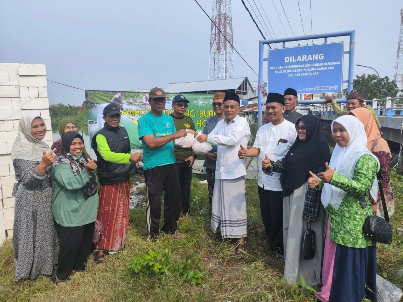 Aksi Nyata PCNU Lamongan Bagikan Daging ke Korban Banjir Tuai Pujian