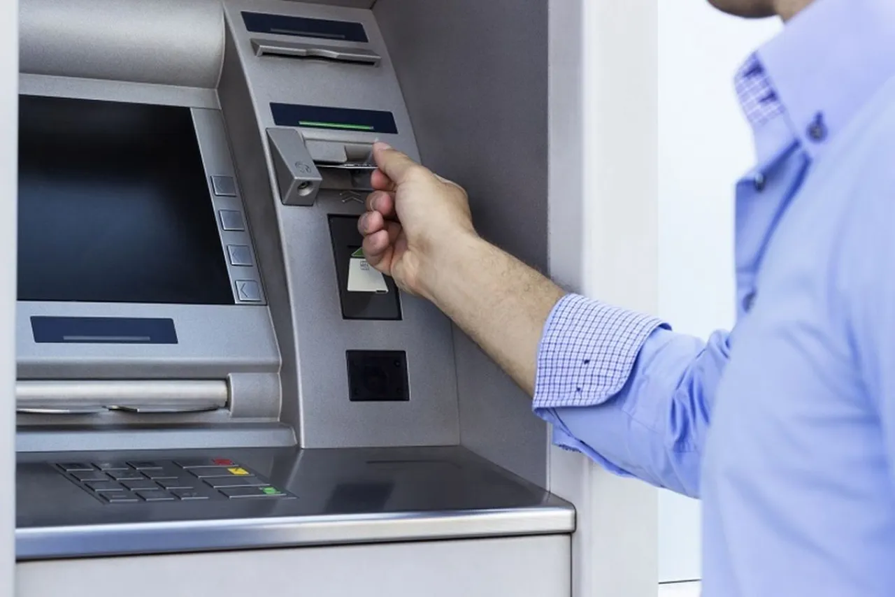 Baca juga : Nasabah Sudah Jarang ke ATM, Apalagi ke Kantor Bank