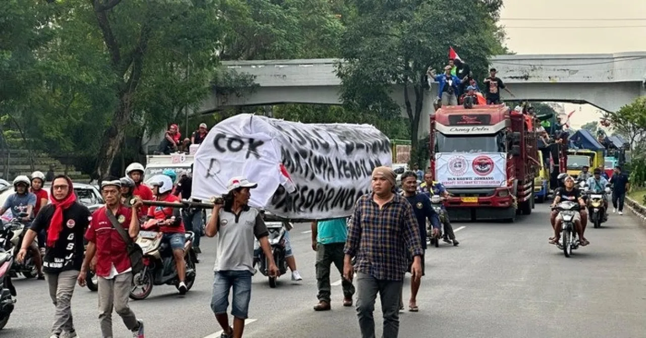 Ratusan Truk Blokade Kantor Gubernur Jatim