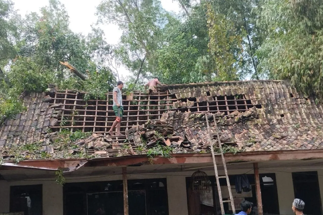 Amukan Angin Puting Beliung Rusak Puluhan Rumah di Bangkalan