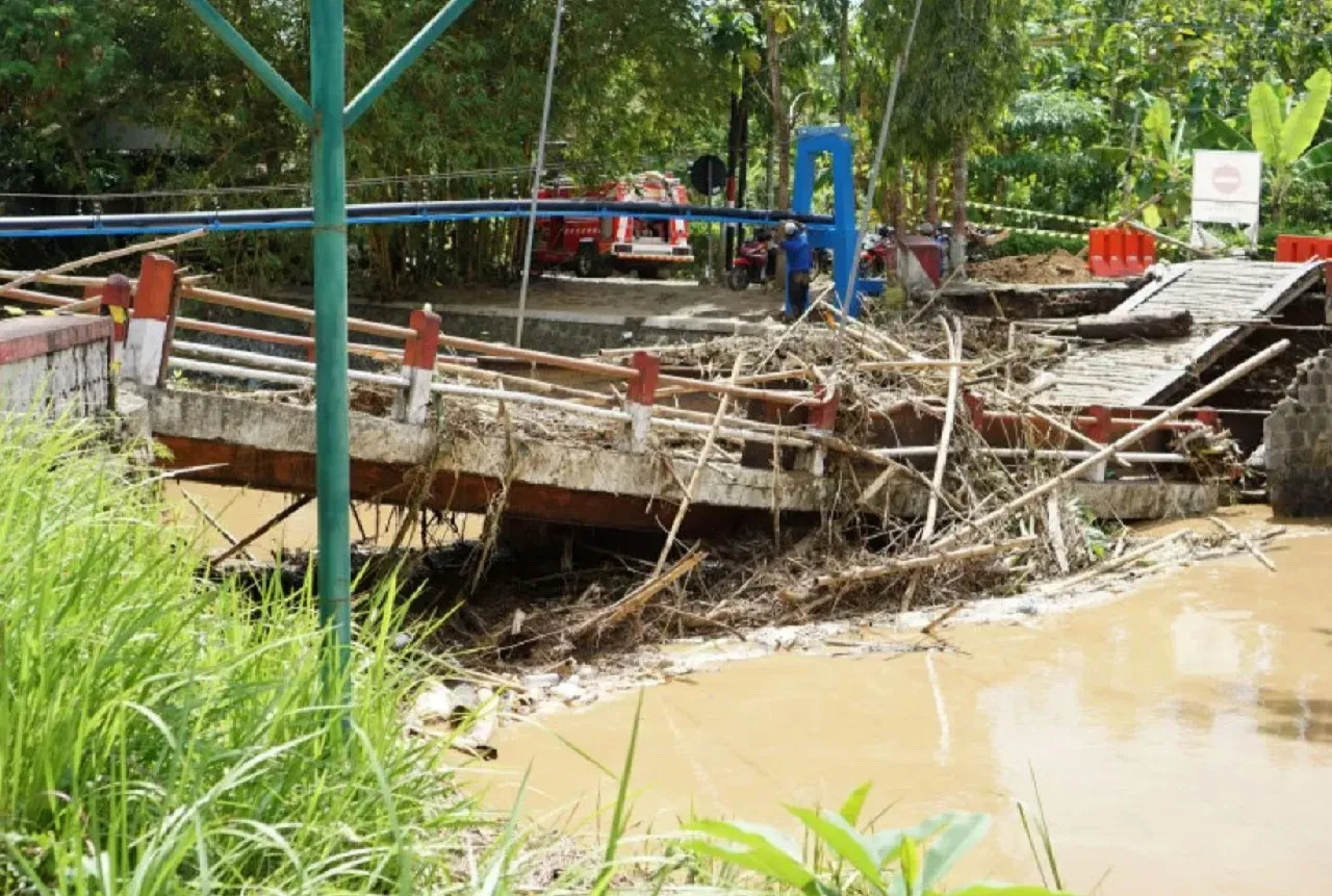Banjir dan Longsor di Trenggalek, Picu Jalan Putus hingga Rumah Roboh