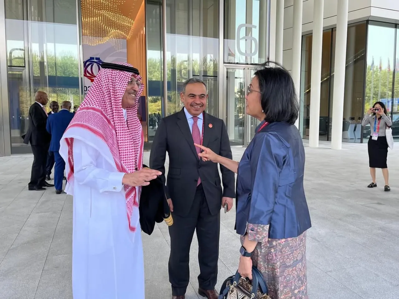 Sri Mulyani Tertawa Bersama Menkeu Saudi Arabia dan Qatar
