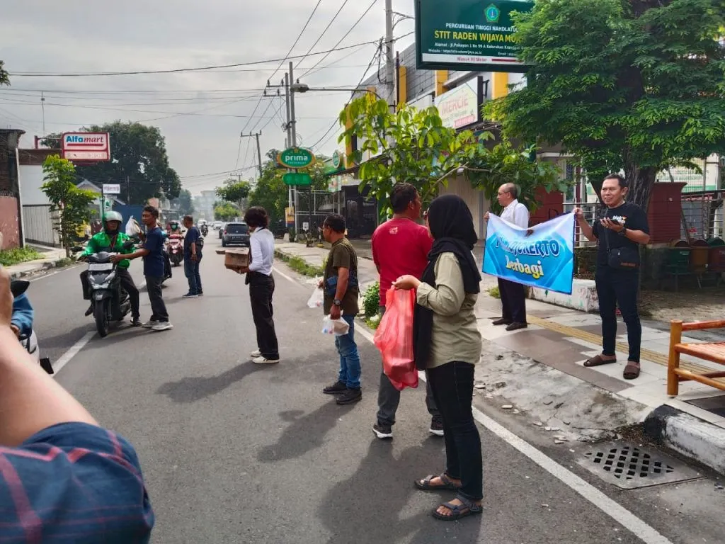 PWI Mojokerto Raya Bagikan Ratusan Nasi Bungkus di Jumat Berkah Perdana