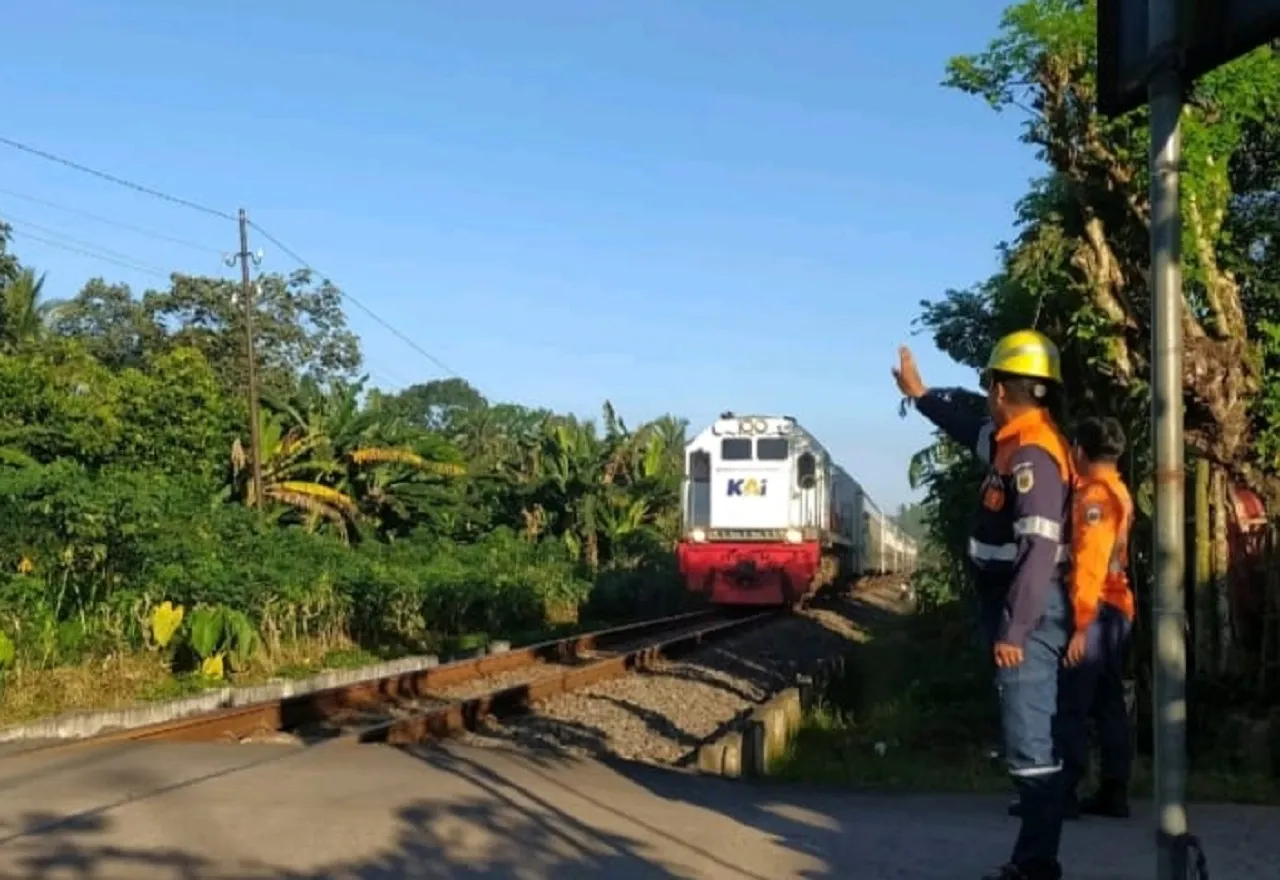 Selama Libur Panjang, KAI Jember Siagakan 68 PJL ekstra di 34 Titik Rawan