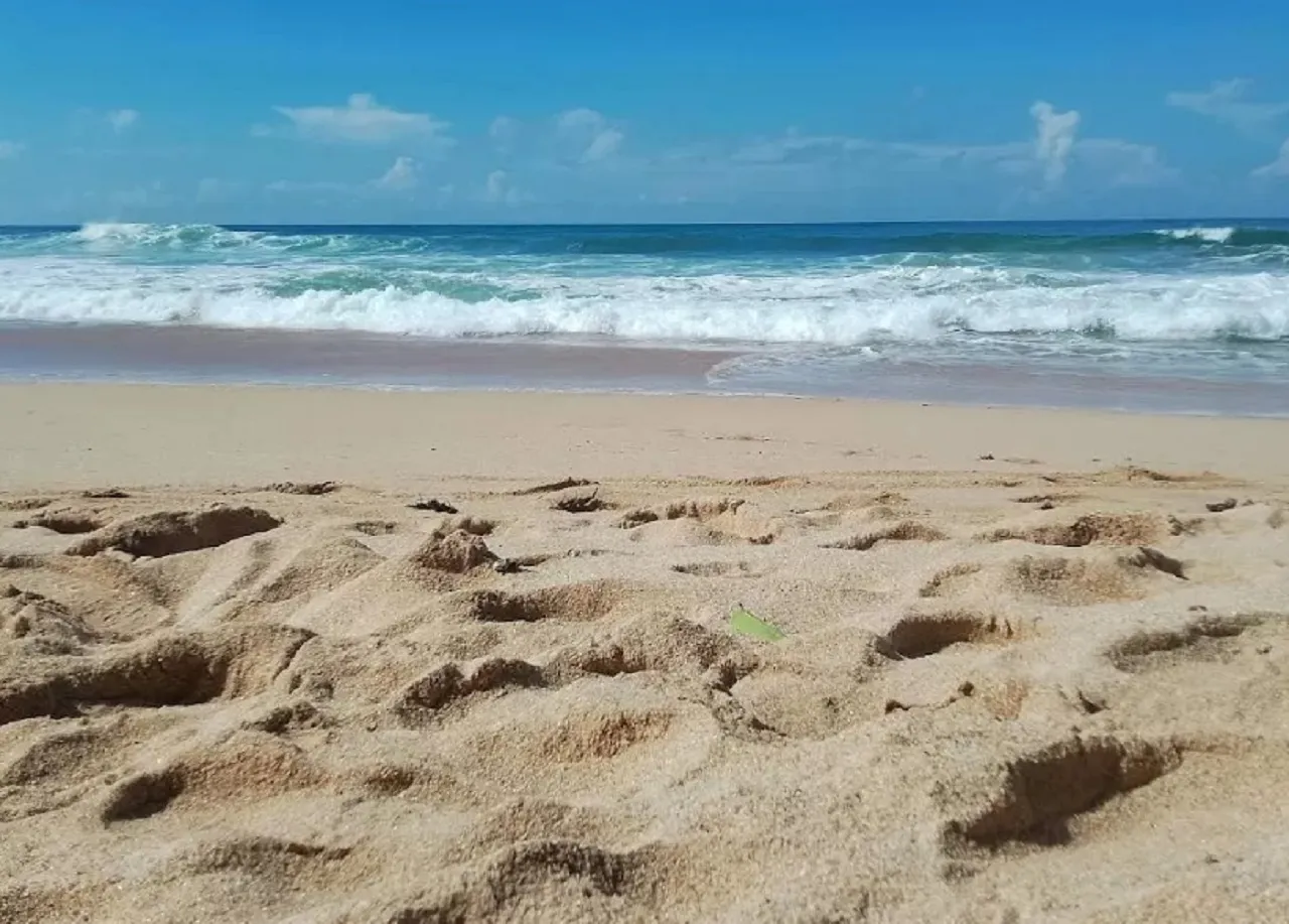 Keindahan Pantai Seruni, Cocok untuk Solo Traveler Mencari Kedamaian
