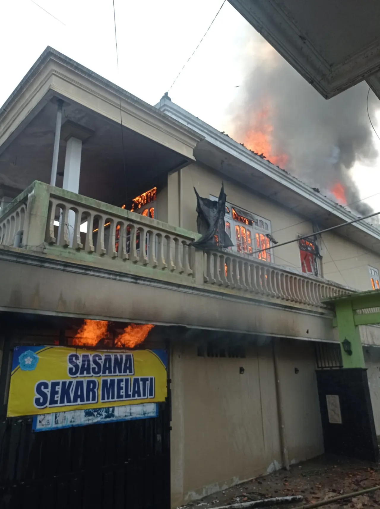 Diduga Korsleting Listrik, Toko Bertingkat Terbakar, Kerugian Capai Puluhan Juta Rupiah