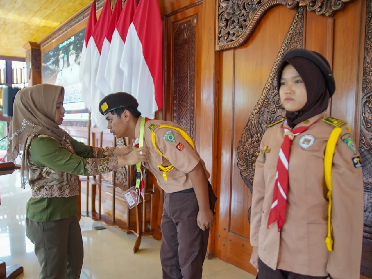 Ning Ita Berangkatkan Puluhan Kontingen Saka Bakti Husada ke Perkemahan Tingkat Jatim